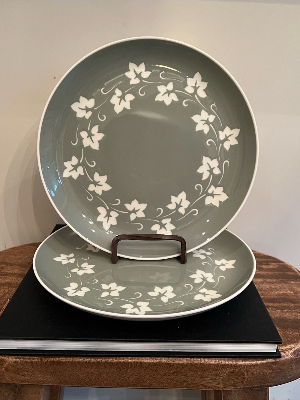 Vintage Harkerwear Pottery “Ivy Wreath” dinner plate - set of 2